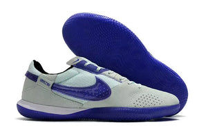 Chuteira Futsal Nike Street Gato IC Azul e Roxa em ângulo lateral com sola roxa