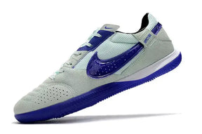 Chuteira Futsal Nike Street Gato IC Azul e Roxa em destaque com design vibrante e sola IC para quadras.