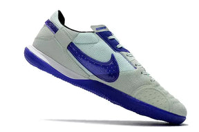 Chuteira Futsal Nike Street Gato IC Azul e Roxa em destaque com design vibrante e sola para quadras internas.
