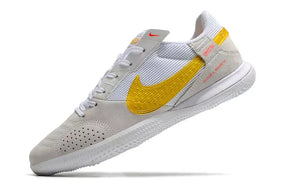 Chuteira Futsal Nike Street Gato IC Bege e Amarelo em design vibrante com detalhes amarelos e brancos.