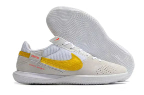 Chuteira Futsal Nike Street Gato IC Bege e Amarelo com design vibrante e sola para quadras internas.