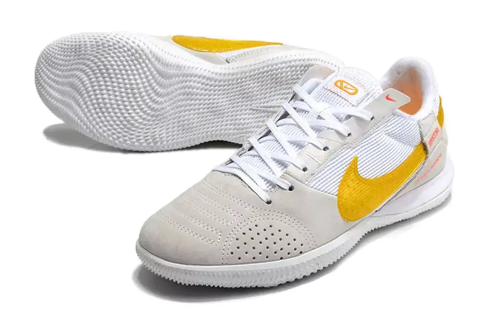 Chuteira Futsal Nike Street Gato IC Bege e Amarelo em fundo branco, destacando design vibrante e solado para quadras internas.