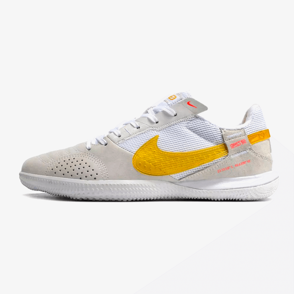 Chuteira Futsal Nike Street Gato IC Bege e Amarelo lado esquerdo com detalhes em amarelo e cinza.