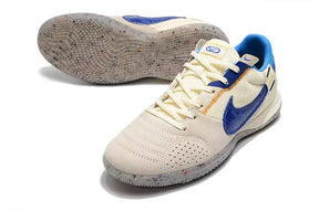 Chuteira Futsal Nike Street Gato IC Bege e Azul com design moderno e sola de alta performance para jogadas internas.