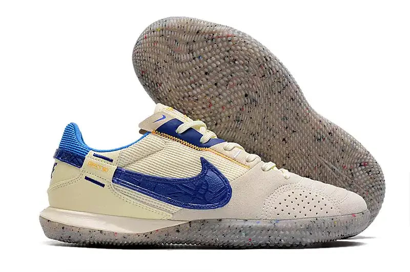 Chuteira Futsal Nike Street Gato IC Bege e Azul com sola Indoor Court e design icônico.