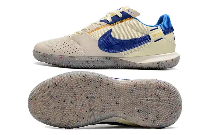 Chuteira Futsal Nike Street Gato IC Bege e Azul, com design inovador e sola IC para desempenho em quadras internas.