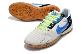 Chuteira Futsal Nike Street Gato IC Bege e Azul com design moderno e sola para pisos internos.
