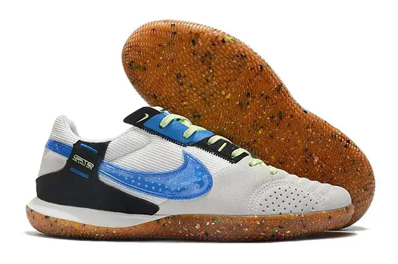 Chuteira Futsal Nike Street Gato IC Bege e Azul com solado colorido e design moderno.