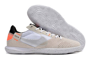 Chuteira Futsal Nike Street Gato IC - Bege, Branca e Laranja com design urbano e sola IC para pisos internos.