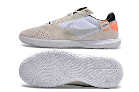 Chuteira Futsal Nike Street Gato IC - Bege, Branca e Laranja com sola IC e design urbano.