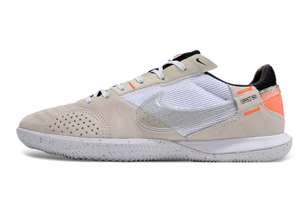 Chuteira Futsal Nike Street Gato IC - Bege, Branca e Laranja com design urbano e performance técnica