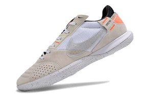 Chuteira Futsal Nike Street Gato IC - Bege, Branca e Laranja com design moderno e sola IC para jogos internos.