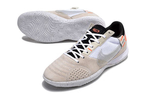 Chuteira Futsal Nike Street Gato IC - Bege, Branca e Laranja com sola IC para uso interno e design moderno.