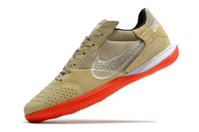 Chuteira Futsal Nike Street Gato IC Bege e Laranja com design em bege e laranja vibrante para quadras duras.