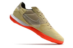 Chuteira Futsal Nike Street Gato IC Bege e Laranja com design moderno e sola laranja vibrante.