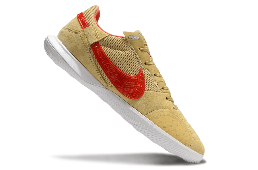 Chuteira Futsal Nike Street Gato IC - Bege e Vermelha em destaque com design moderno e confortável.