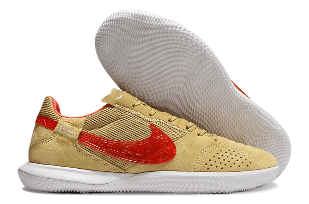 Chuteira Futsal Nike Street Gato IC - Bege e Vermelha com design moderno, sola específica para quadras de futsal.