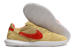 Chuteira Futsal Nike Street Gato IC - Bege e Vermelha com design moderno, sola específica para quadras de futsal.