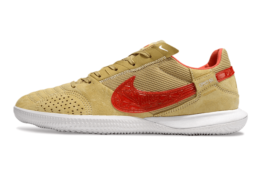 Chuteira Futsal Nike Street Gato IC - Bege e Vermelha perfil lateral sobre fundo branco.