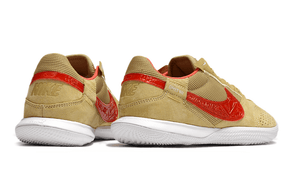 Chuteira Futsal Nike Street Gato IC - Bege e Vermelha, com design clássico e sola específica para quadras de futsal.