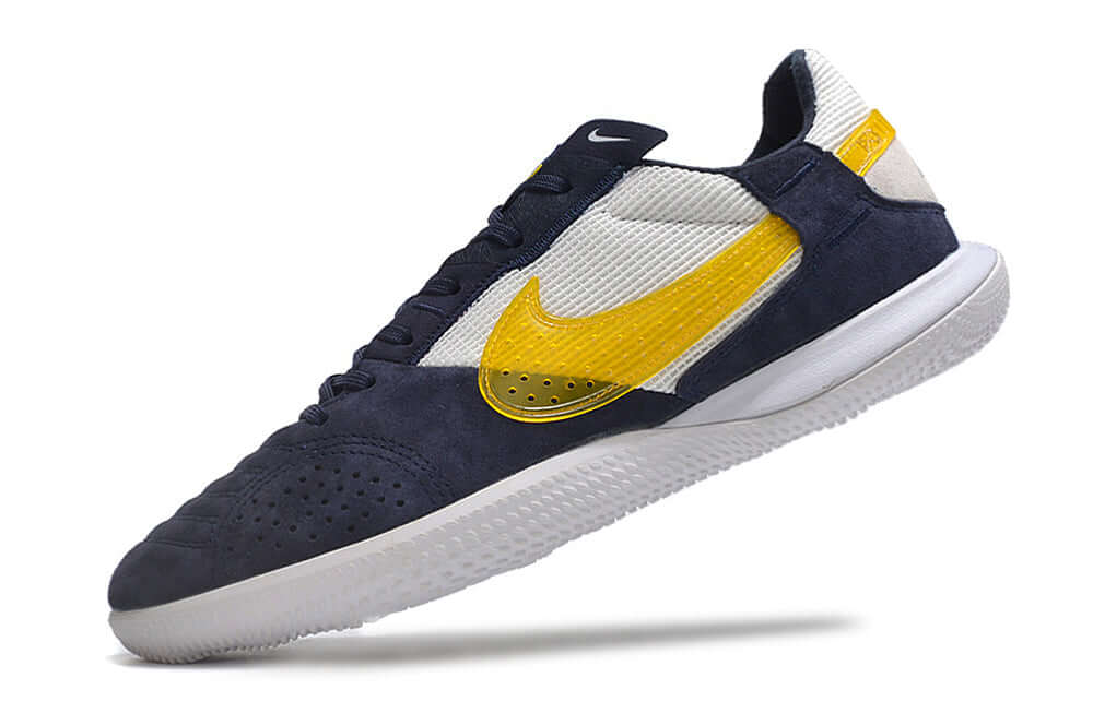 Chuteira Futsal Nike Street Gato IC - Branca, Azul e Amarela em ângulo lateral, destacando design e cores vibrantes.