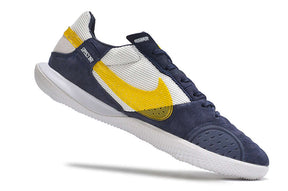 Chuteira Futsal Nike Street Gato IC - Branca, Azul e Amarela em destaque com design moderno e performance superior.