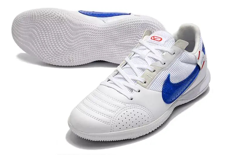 Chuteira Futsal Nike Street Gato IC Branca e Azul com design clássico e moderno para desempenho superior.
