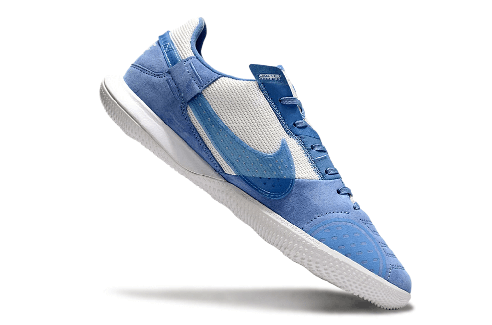 Chuteira Futsal Nike Street Gato IC - Branca e Azul em destaque, mostrando design moderno e conforto.