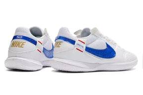 Chuteira Futsal Nike Street Gato IC Branca e Azul, ideal para desempenho em pisos internos.
