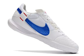 Chuteira Futsal Nike Street Gato IC Branca e Azul com detalhes em azul e design moderno.