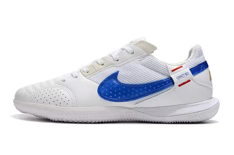 Chuteira Futsal Nike Street Gato IC Branca e Azul com design moderno e sola para pisos internos.