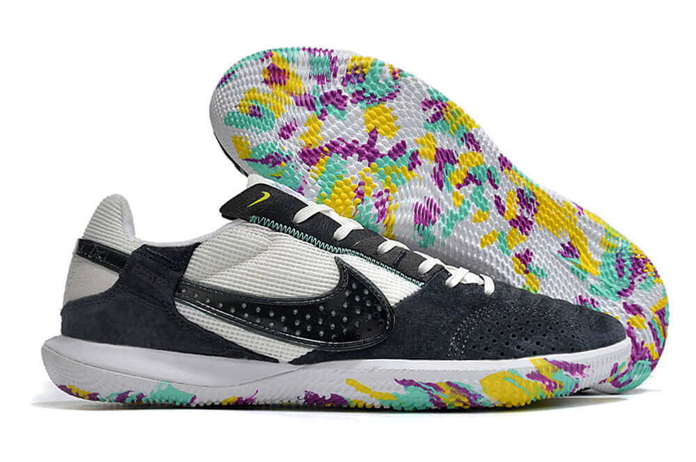Chuteira Futsal Nike Street Gato IC - Branca e Preta com design moderno para futsal em quadras internas.