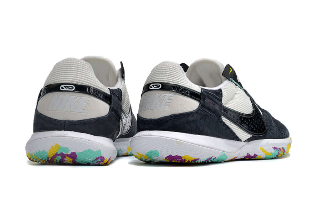 Chuteira Futsal Nike Street Gato IC - Branca e Preta, visual traseiro com detalhes coloridos na sola.