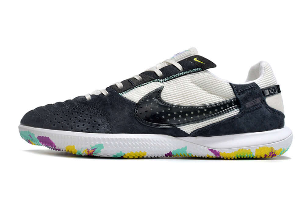 Chuteira Futsal Nike Street Gato IC - Branca e Preta lado esquerdo com design moderno e sola multicolorida.