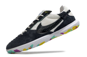 Chuteira Futsal Nike Street Gato IC - Branca e Preta em ângulo, destacando o design esportivo e a sola IC colorida.