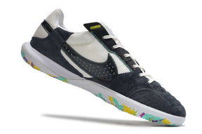 Chuteira Futsal Nike Street Gato IC - Branca e Preta, ideal para controle e precisão em futsal.