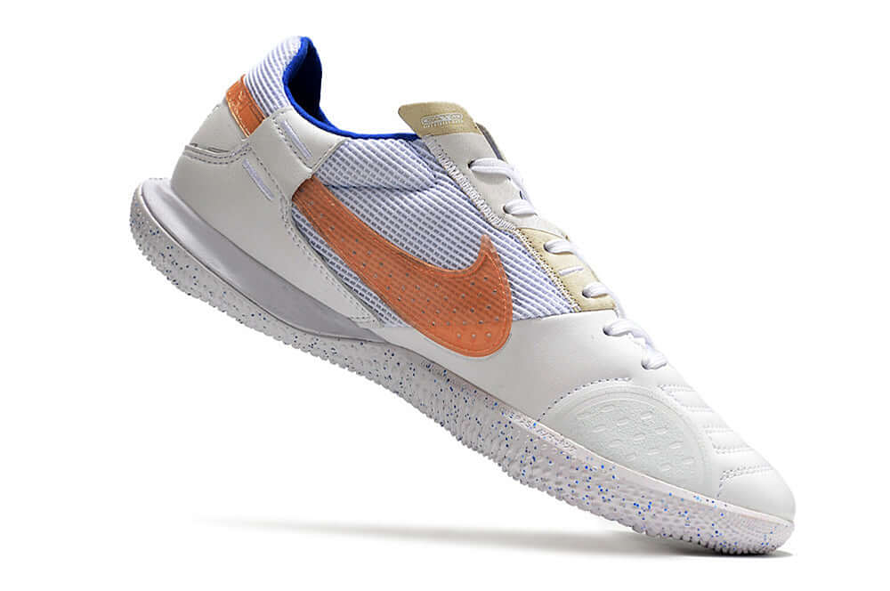 Chuteira Futsal Nike Street Gato IC - Branca e Rosa com design moderno e sola IC para desempenho em quadra.