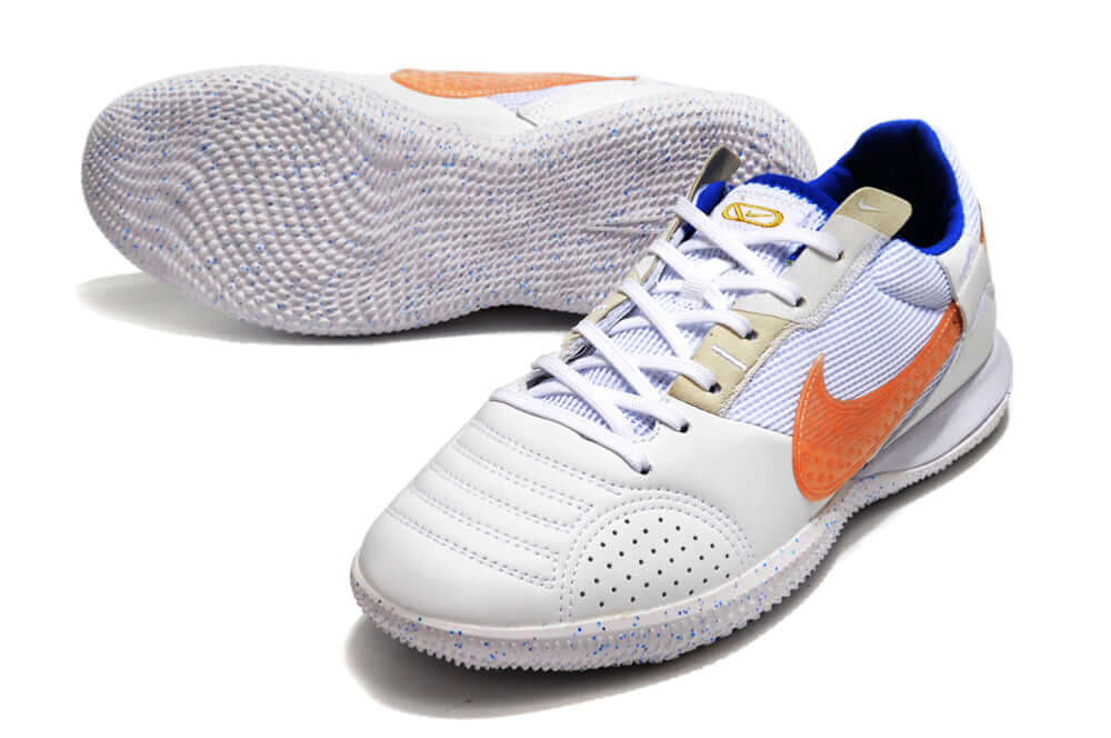Chuteira Futsal Nike Street Gato IC - Branca e Rosa com design moderno e sola IC para desempenho em quadra.