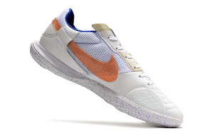 Chuteira Futsal Nike Street Gato IC - Branca e Rosa com design moderno e sola IC para desempenho em quadra.