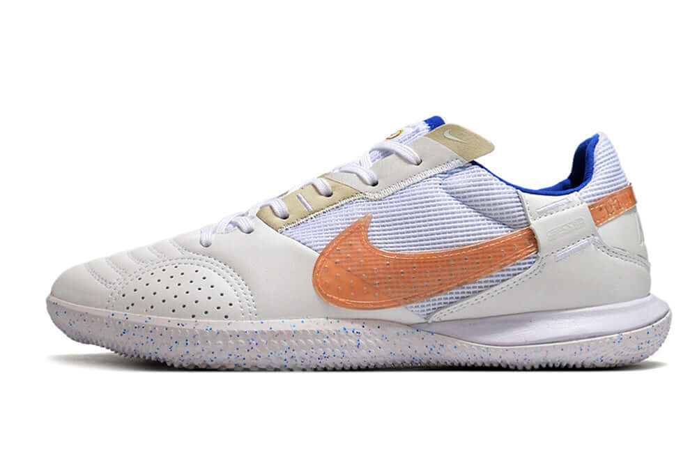 Chuteira Futsal Nike Street Gato IC - Branca e Rosa lateral com detalhes em azul e laranja