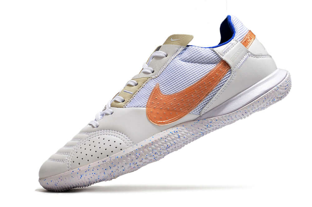 Chuteira Futsal Nike Street Gato IC - Branca e Rosa com design moderno e sola IC para desempenho em quadra.