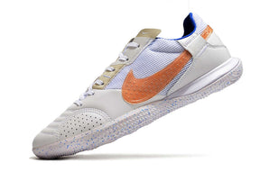 Chuteira Futsal Nike Street Gato IC - Branca e Rosa com design moderno e sola IC para desempenho em quadra.