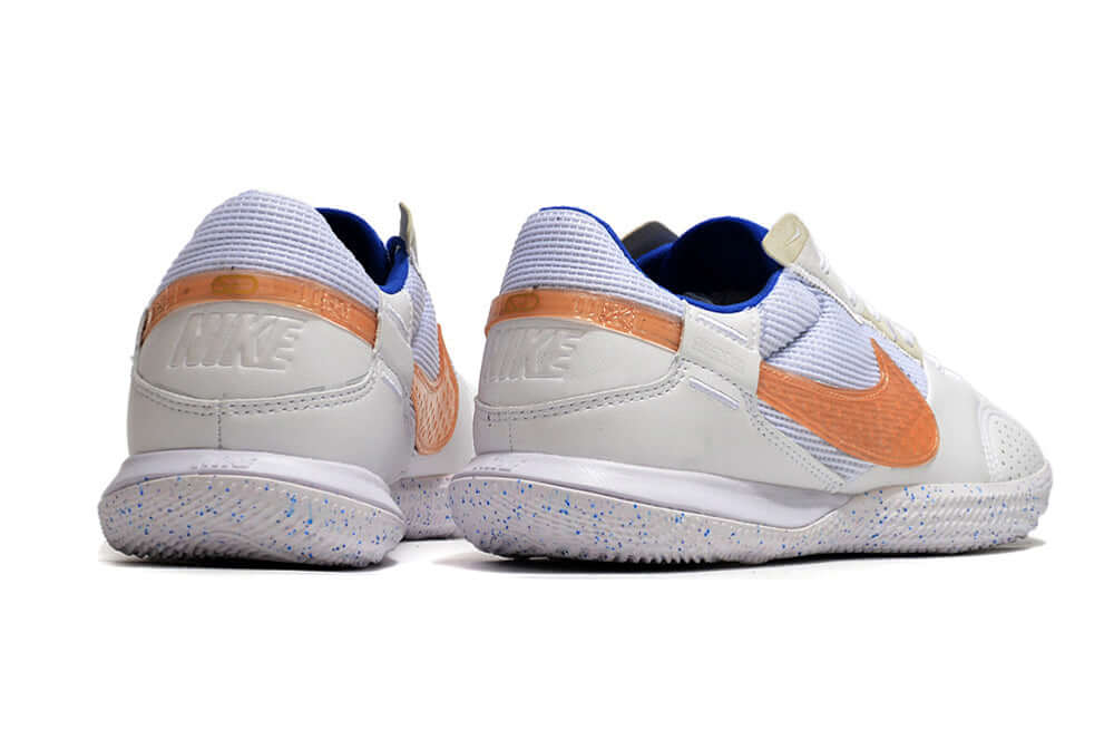 Chuteira Futsal Nike Street Gato IC - Branca e Rosa, vista traseira mostrando detalhes em laranja e sola para quadra.