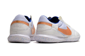 Chuteira Futsal Nike Street Gato IC - Branca e Rosa, vista traseira mostrando detalhes em laranja e sola para quadra.