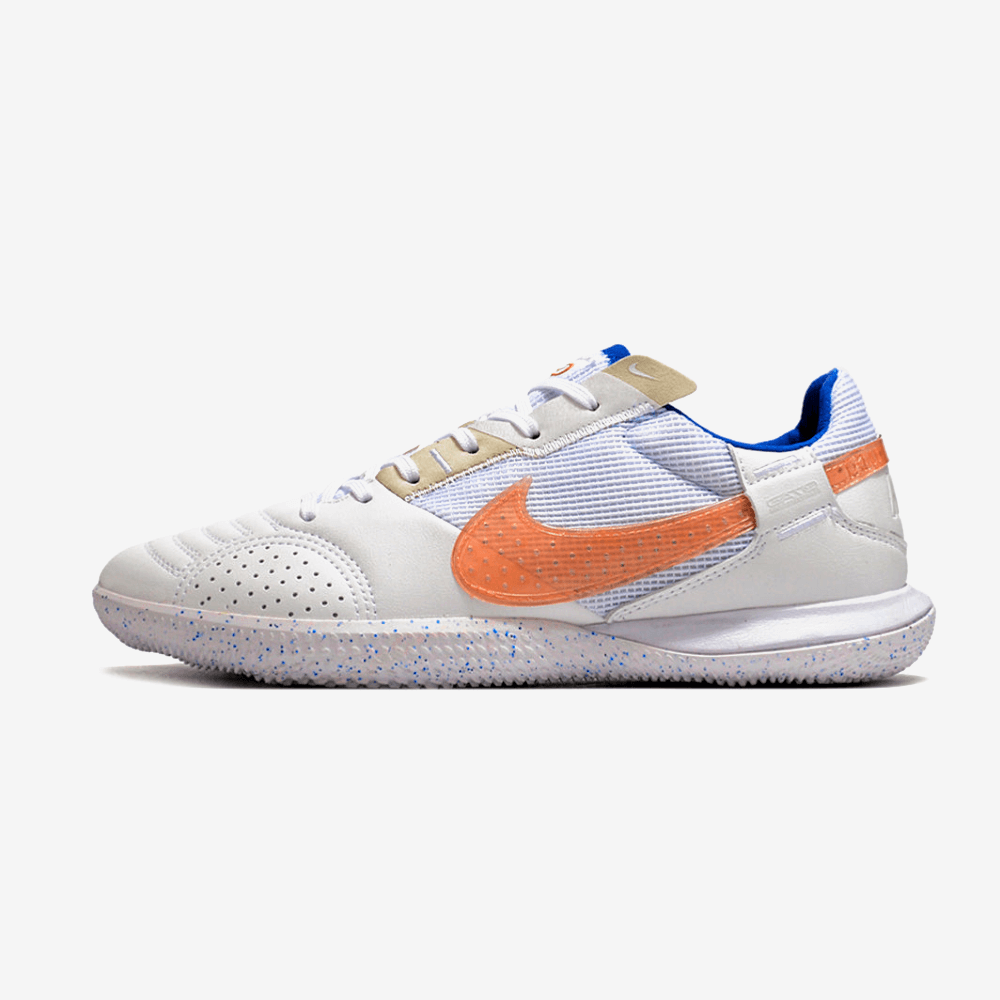 Chuteira Futsal Nike Street Gato IC - Branca e Rosa com detalhes em azul e laranja.