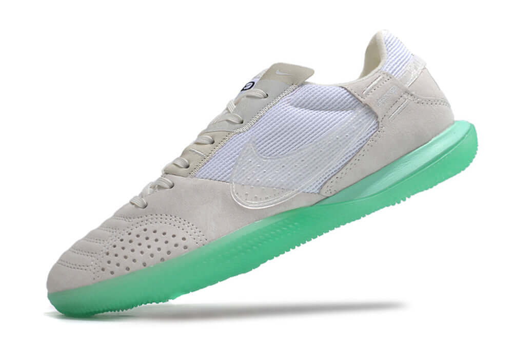 Chuteira Futsal Nike Street Gato IC - Branca e Verde com sola verde em destaque, ideal para quadras internas.