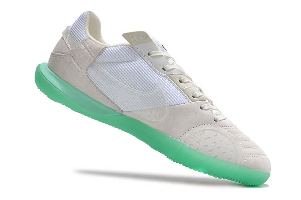 Chuteira Futsal Nike Street Gato IC - Branca e Verde em ângulo lateral com sola verde