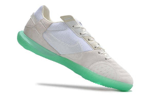 Chuteira Futsal Nike Street Gato IC - Branca e Verde em ângulo lateral com sola verde
