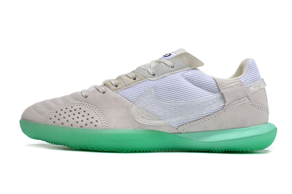 Chuteira Futsal Nike Street Gato IC - Branca e Verde. Calçado ideal para performance em piso interno.