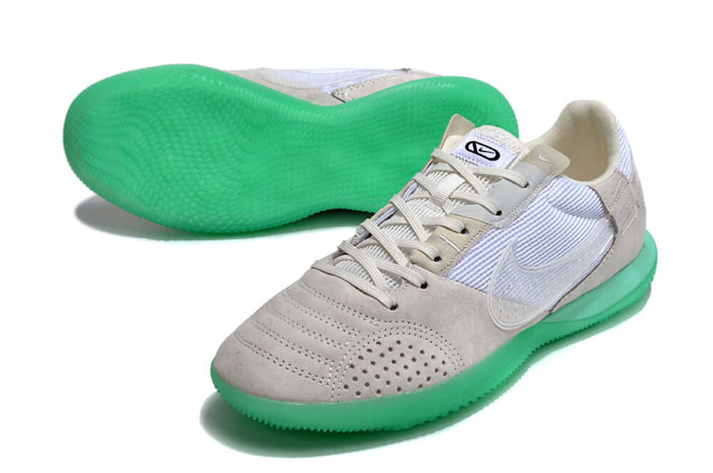 Chuteira Futsal Nike Street Gato IC - Branca e Verde com sola verde, ideal para pisos internos e controle em quadras.